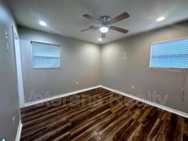 Building Photo - 113 Alverado Dr