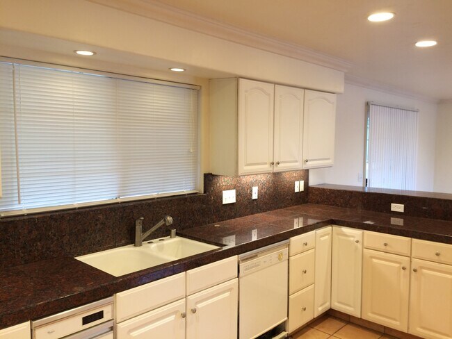 Building Photo - Great 3 Bedroom 3 Bath House in Monterey Fishermans Flats Neighborhood