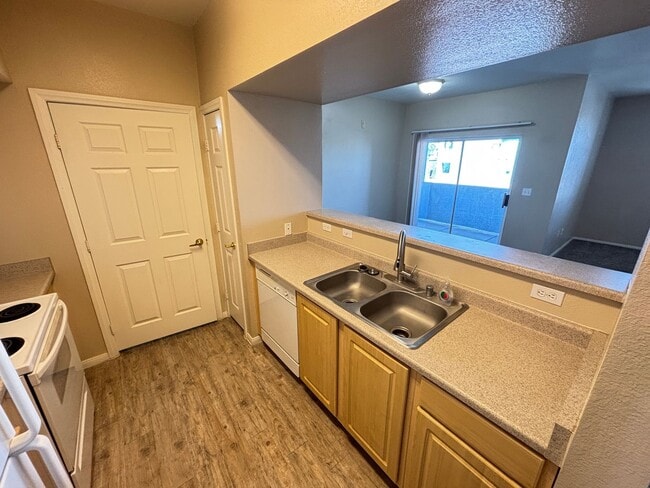 Building Photo - Beautiful 2 bedroom 2 bath condo