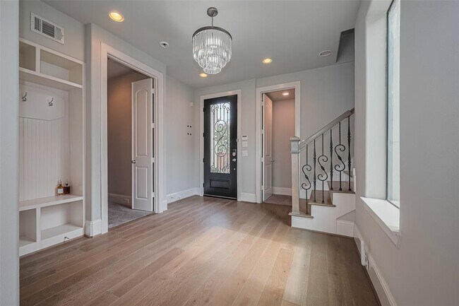 Building Photo - 1806 W 25th St