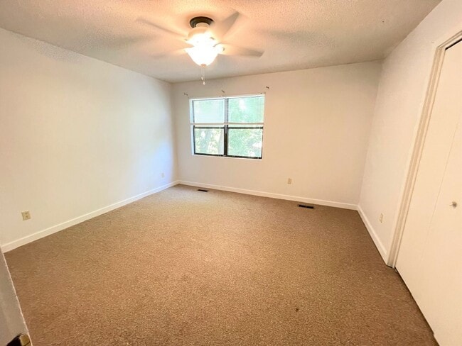 Building Photo - Nice 2br townhome in quiet neighborhood, r...