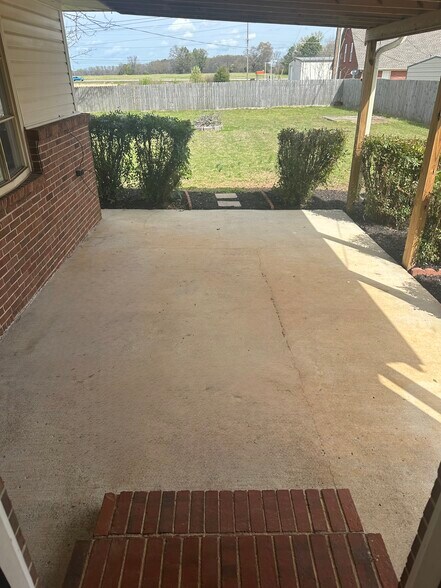 Building Photo - 18516 Elles Dr