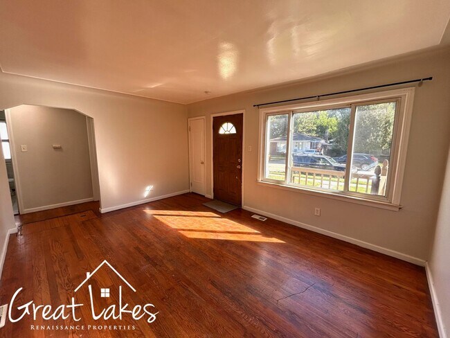 Building Photo - Beautiful 3 Bedroom 1 Bathroom now availab...