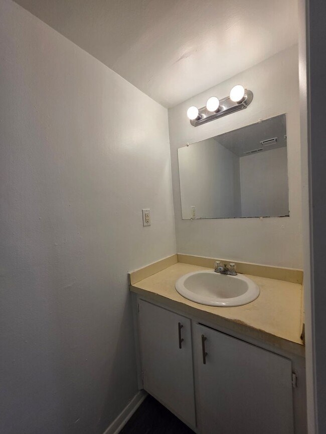 Building Photo - LYO3240#-MW