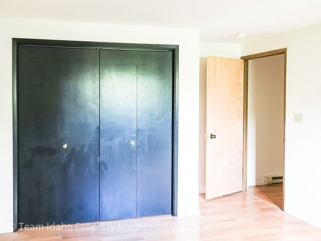 Building Photo - Taylor Ave Tri-Plex