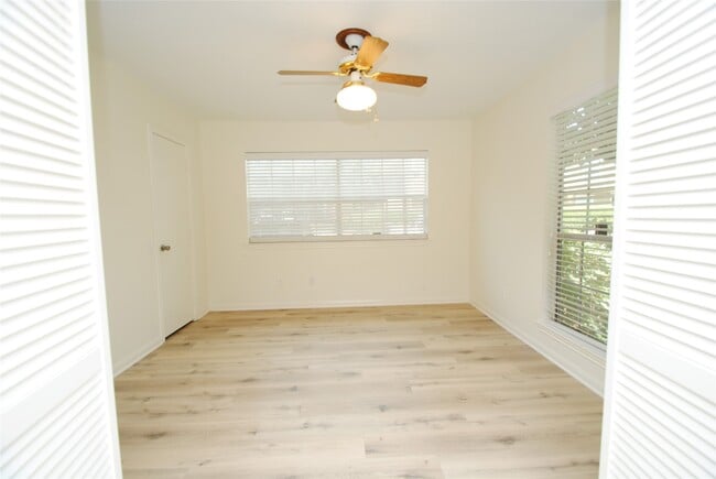 Building Photo - 1860 White Oak Dr