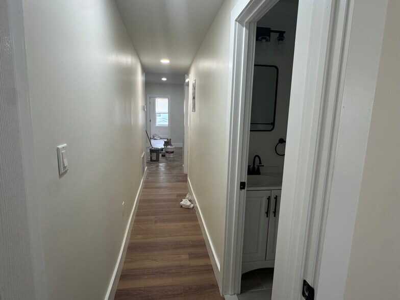 Building Photo - 445 S 17th St