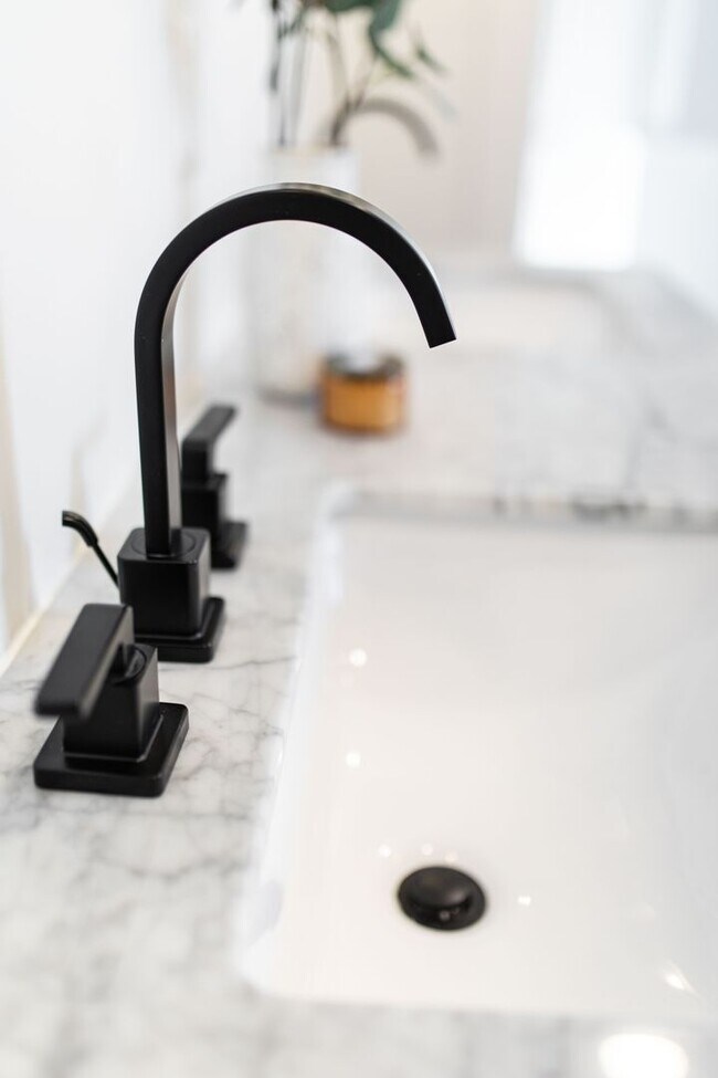 Building Photo - 617 E Chestnut St