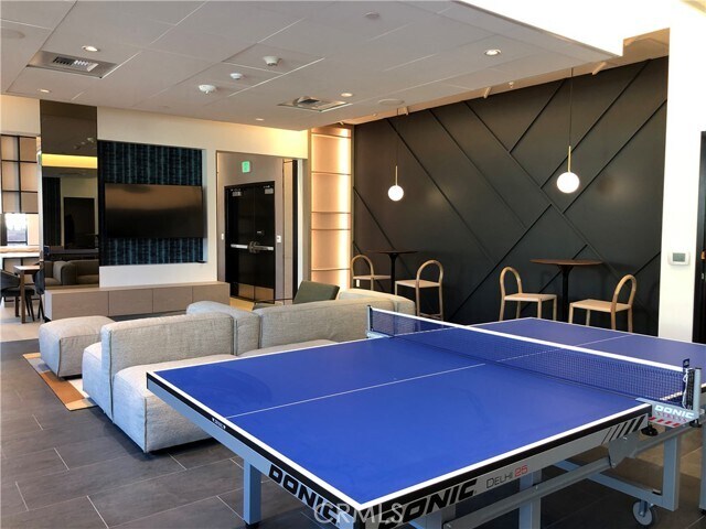 Building Photo - 400 S Broadway