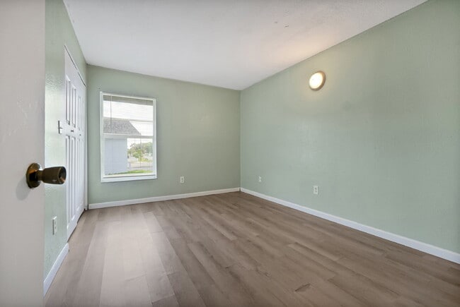 Building Photo - "Bright 2-Bed, 2-Bath Condo Retreat with Pool & Lake Views"