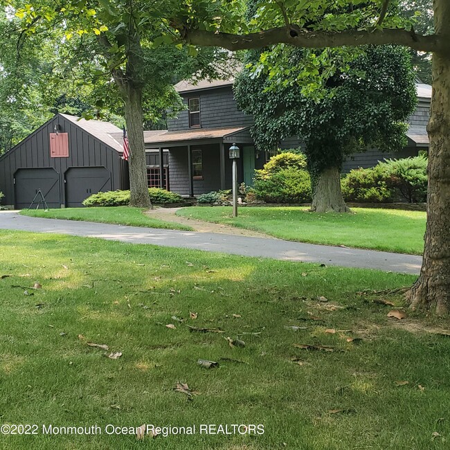 Primary Photo - 16 E Larchmont Dr