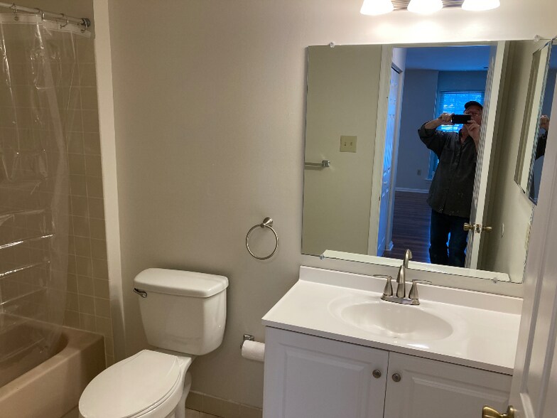 Building Photo - 209 Foxmeadow Dr