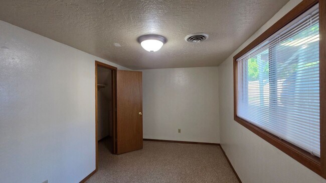 Building Photo - 806 Spartan Dr
