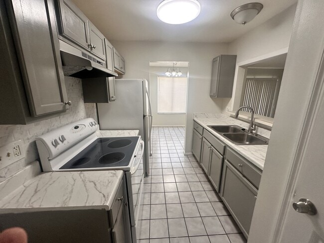 Building Photo - 1013 Spring Meadow Dr