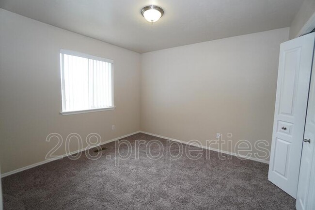 Building Photo - 1556 Gold St