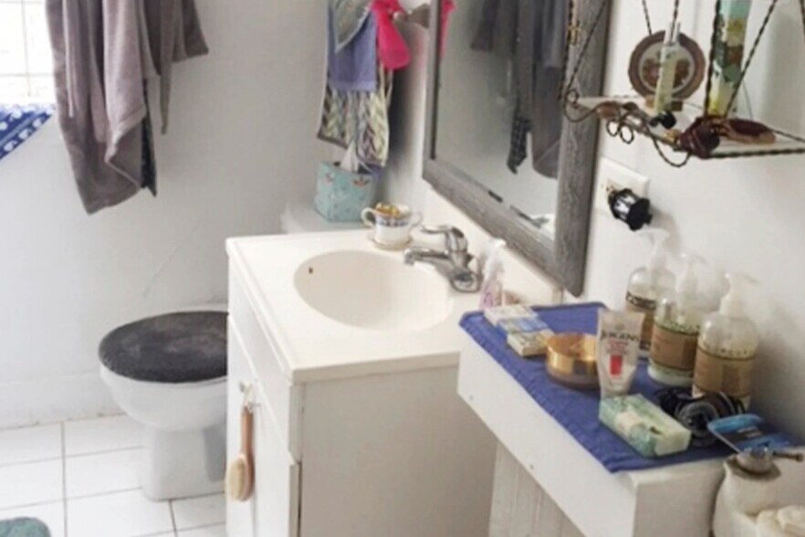 Building Photo - 733 Elm St