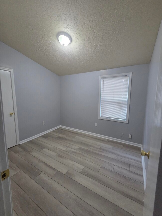 Building Photo - 3347 Clearbrook St