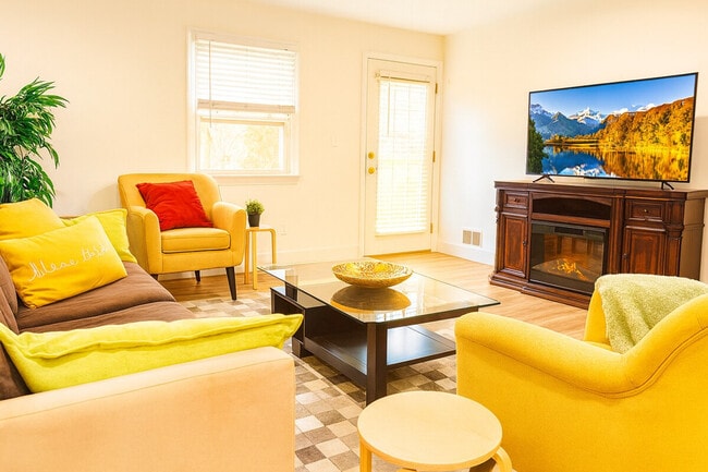 Building Photo - 2017 Woodford Rd