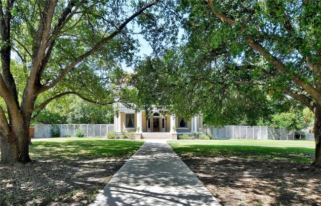 Building Photo - 703 W San Antonio St