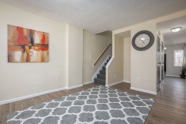 Building Photo - Beautifully renovated 4 BR/ 2 BA