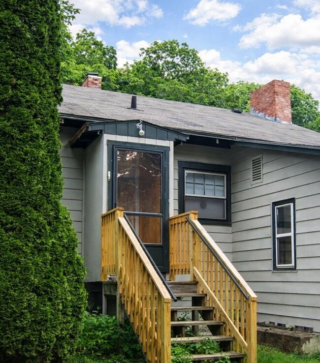 Building Photo - 112-116 EAP