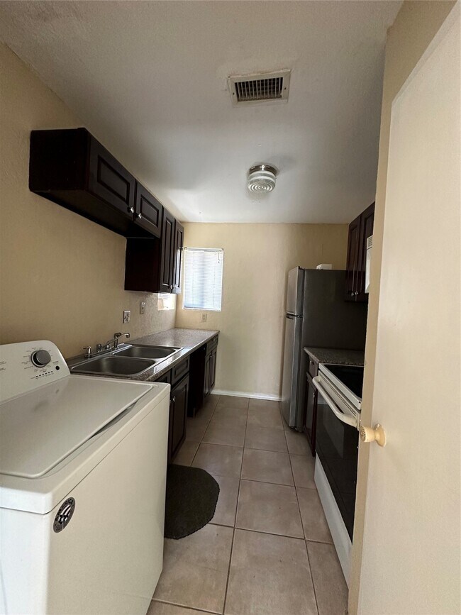 Building Photo - 8405 Wilcrest Dr