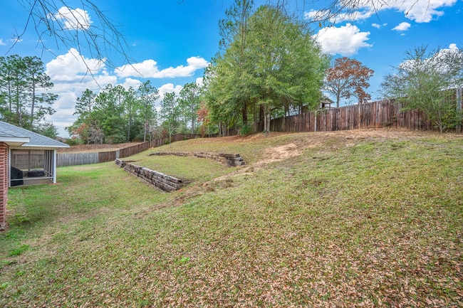 Building Photo - 4 Bedroom 2 bathroom