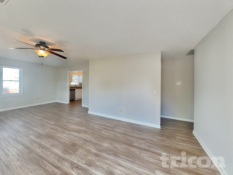 Building Photo - 812 N Royal Tower Dr