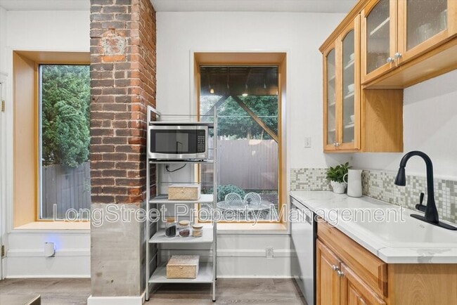 Building Photo - 2338 NW Hoyt St