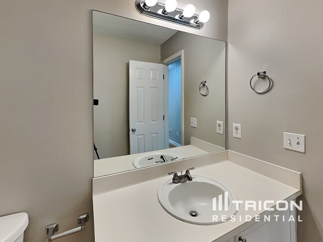 Building Photo - 5922 Graywood Cir SE