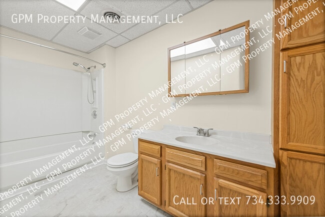 Building Photo - 412 Grand River Ave