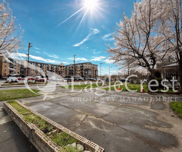 Building Photo - Comfortable 5 Bedroom Home with Modern Touches, Large Bedrooms & Front Porch