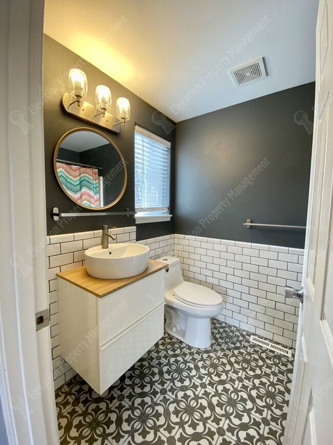 Building Photo - Updated 3BR - 2BA Gardener's Dream, w/ RV parking