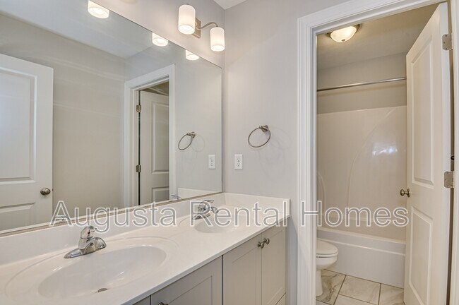 Building Photo - 909 Chesford Dr