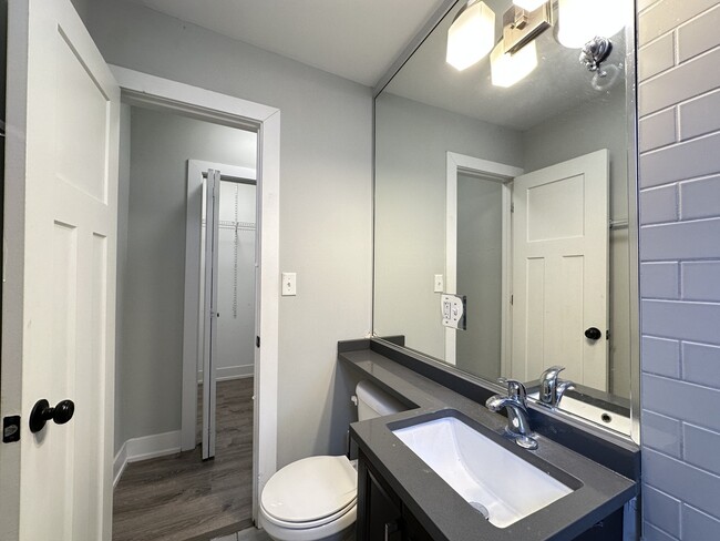 Building Photo - 434.5 W Belden Ave