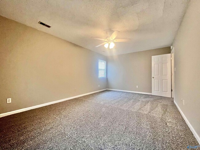 Building Photo - 102 Yellowwood Ct