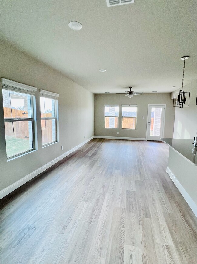 Building Photo - 1202 Booker Dr