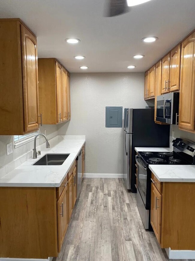 Building Photo - 1400 White Dr