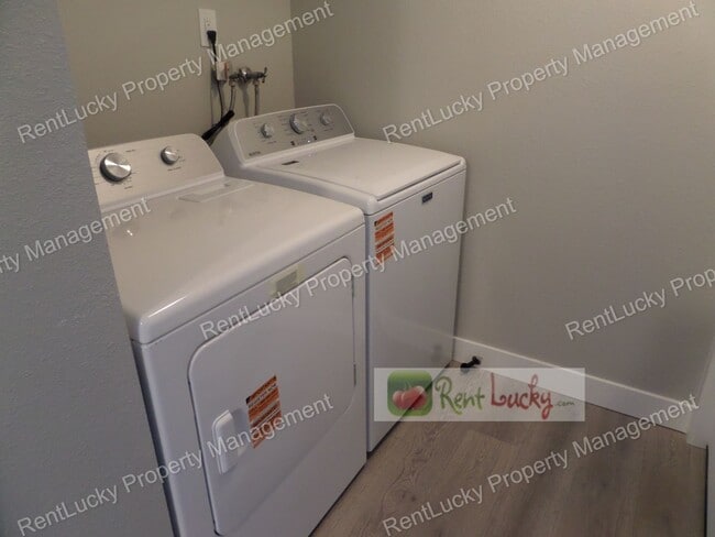 Building Photo - Fully Remodeled & GORGEOUS 2-Bedroom Unit ...