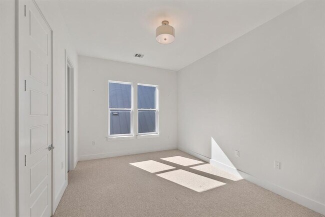 Building Photo - 6101 Florencia Ln