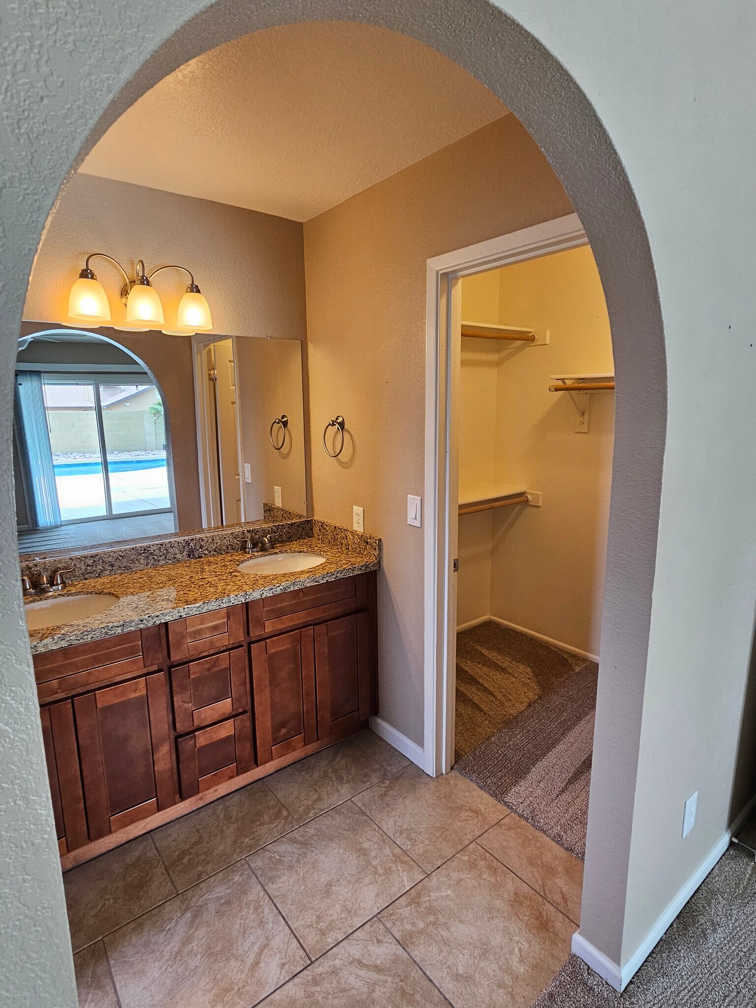 Building Photo - 4945 E Fox St