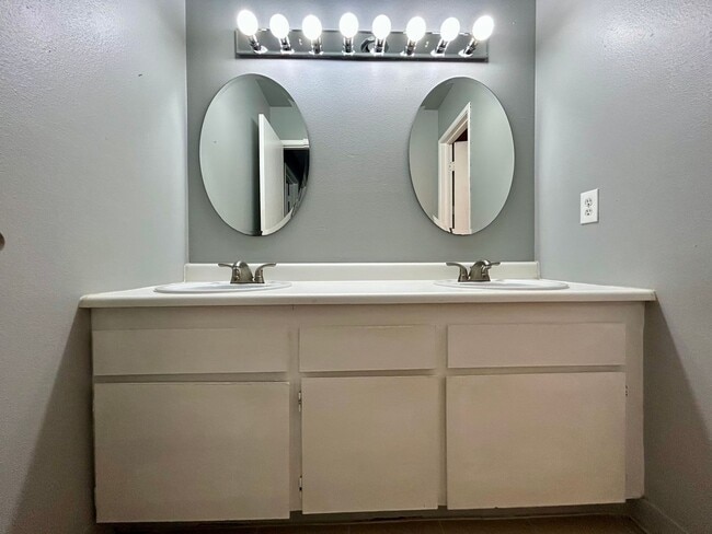 Building Photo - FIRST MONTHS RENT FREE! Welcome to your new home!