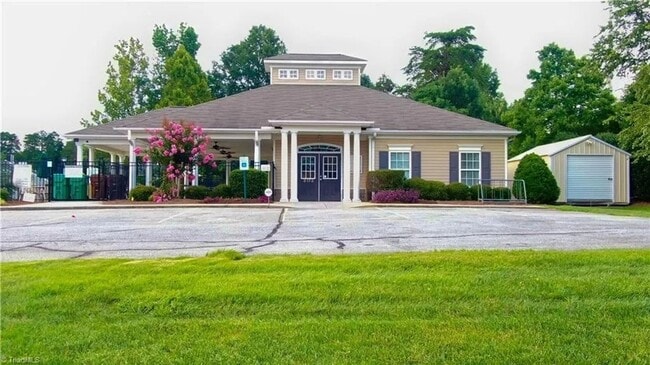 Building Photo - *** READY TO MOVE IN BY FIRST WEEK OF MAY***