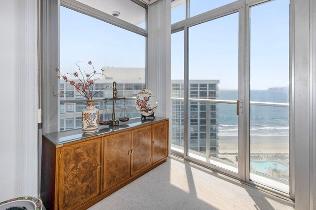 Building Photo - 1750 Avenida Del Mundo