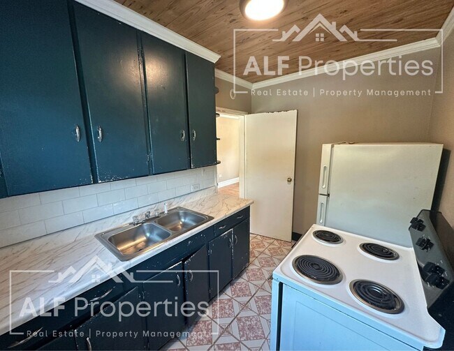 Building Photo - Renovated 2 Bedroom, 1 Bath First-Floor Apartment Available