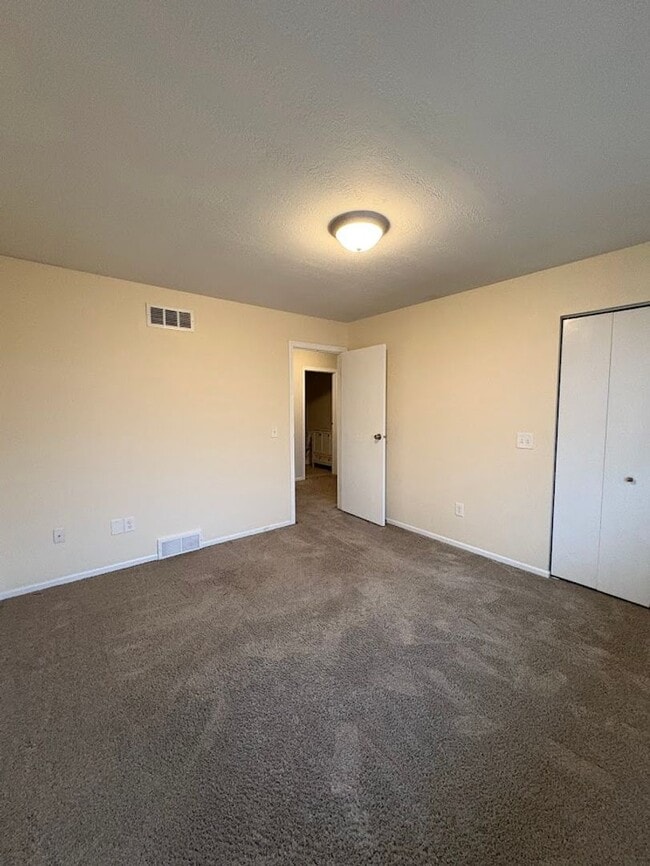 Building Photo - Beautiful and spacious 3 bedroom 2.5 bathroom townhome available for rent