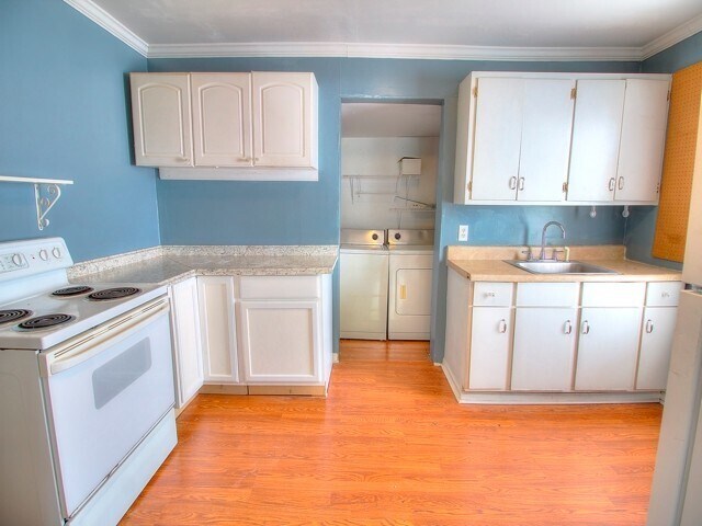 Building Photo - Spacious 1 Bedroom 1 Bath Home With Large ...