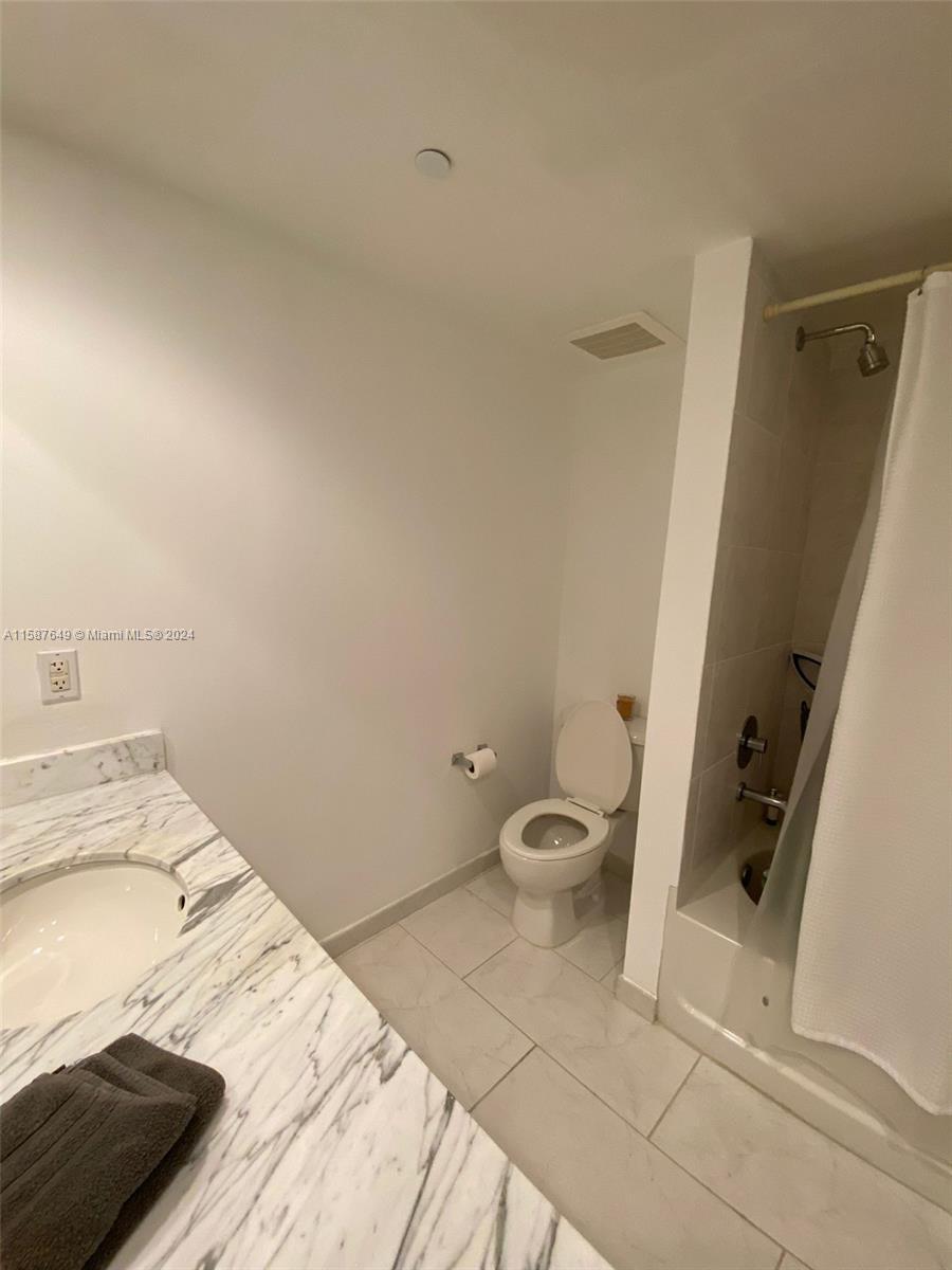 Building Photo - 950 Brickell Bay Dr