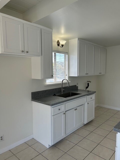 Building Photo - Renovated Upstairs 1-Bedroom with Private ...