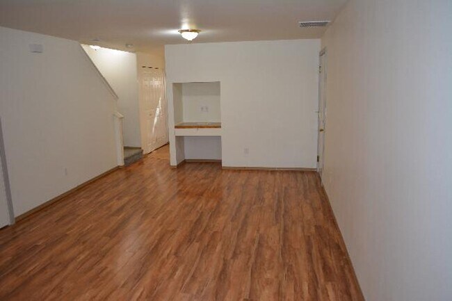 Building Photo - Spacious 3 bedroom townhome on cul-de-sac